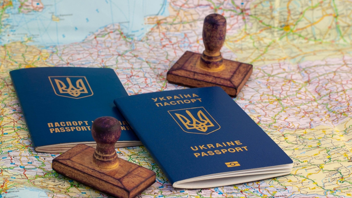 Українці зможуть поїхати без віз до 100 країн світу - фото 1