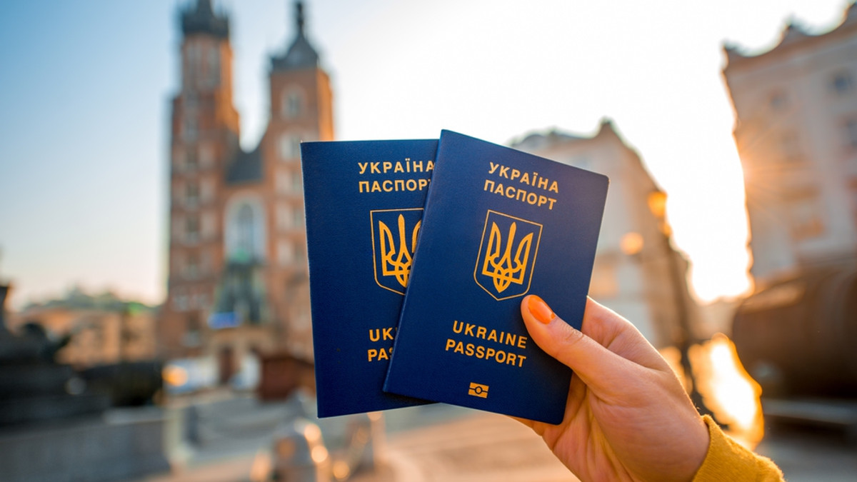 Стало відомо, скільки українців скористаються безвізом з ЄС - фото 1