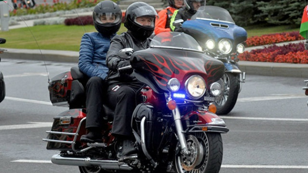 Лукашенко на мотоциклі - фото 1
