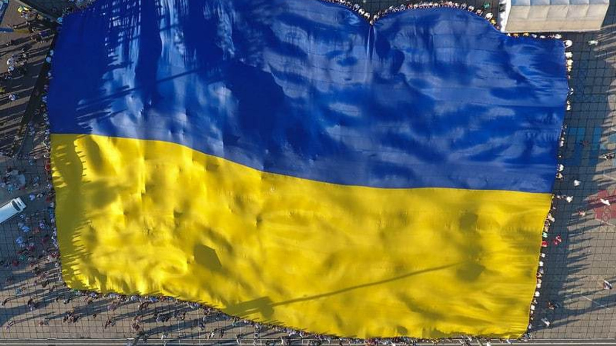 Найбільший прапор України розгорнули на Донбасі - фото 1