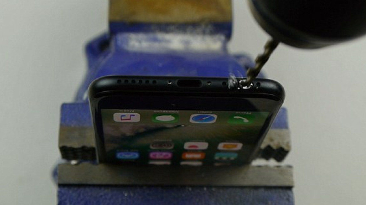 Власники iPhone 7 свердлять дірки в телефоні - фото 1