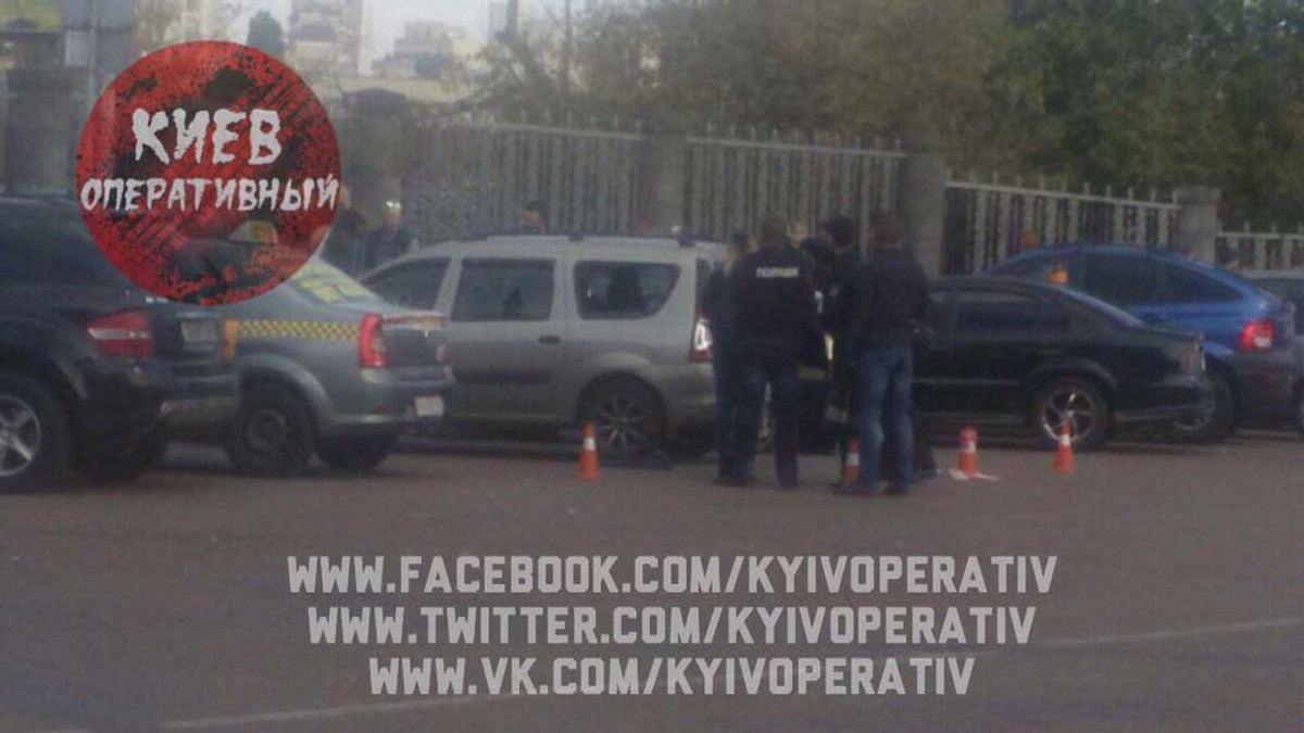 Поблизу вокзалу у Києві розстріляли "Рено" - фото 1