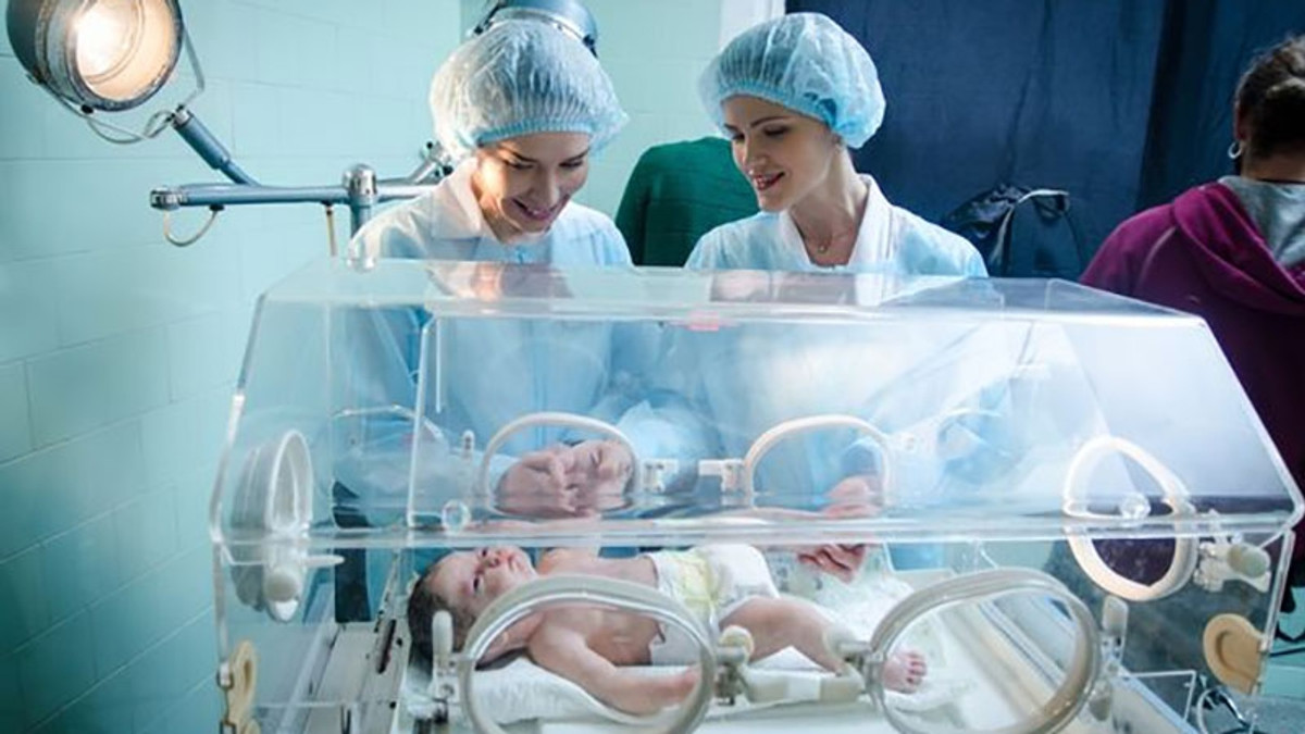 Лікарі рятують покинутих немовлят - фото 1