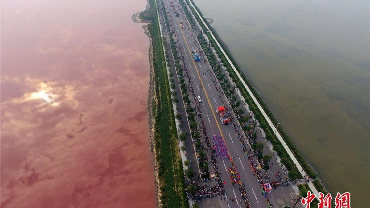 Озеро у Китаї несподівано розділилося на два кольори - фото 1