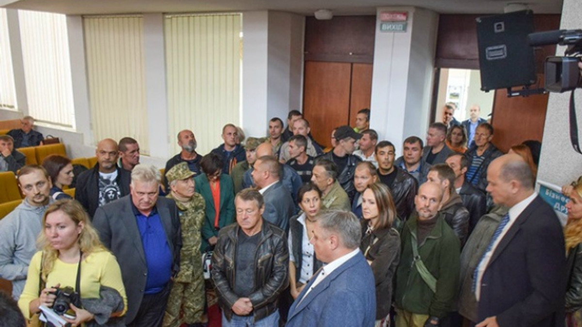 У Миколаєві депутати побилися з бійцями з АТО - фото 1