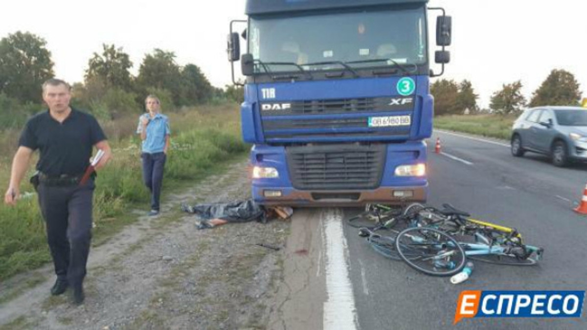 Жахлива ДТП під Києвом: вантажівка збила 9 велосипедистів - фото 1