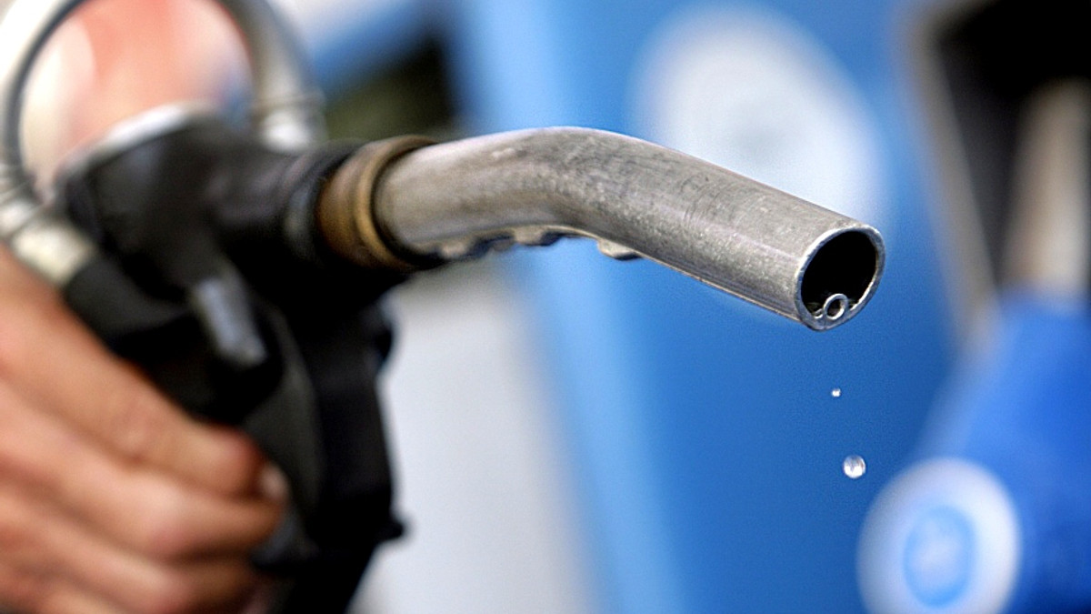 На українських АЗС підскочили ціни на бензин - фото 1