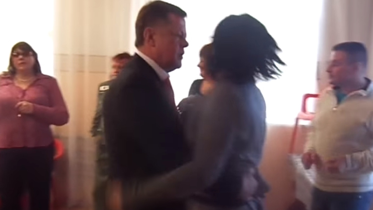 Російський депутат підірвав YouTube танцями під Рікі Мартіна - фото 1