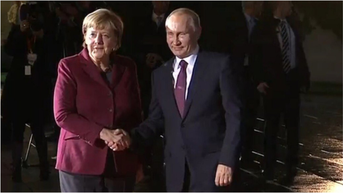 У мережі висміяли карликового Путіна на зустрічі  "нормандської четвірки" - фото 1