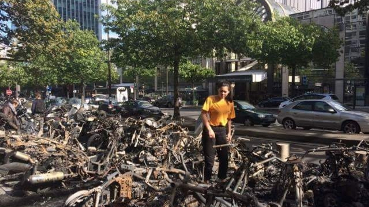 У Парижі біля готелю спалили понад півсотні мотоциклів - фото 1