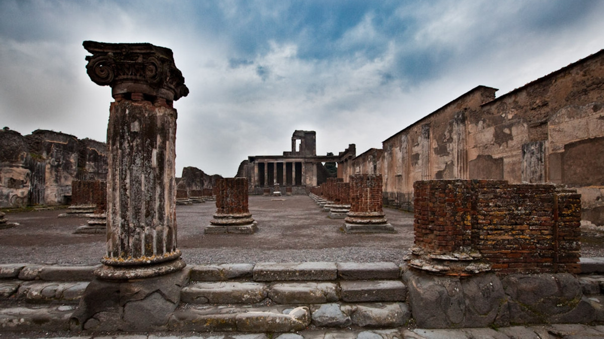 В Помпеї заарештували туристів за крадіжку артефактів - фото 1
