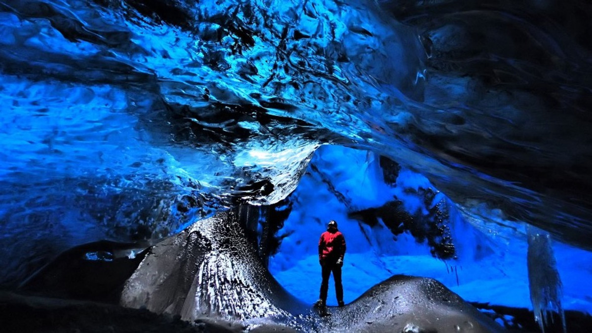 Льодові шедеври: вражаючі світлини крижаних печер в Ісландії - фото 1