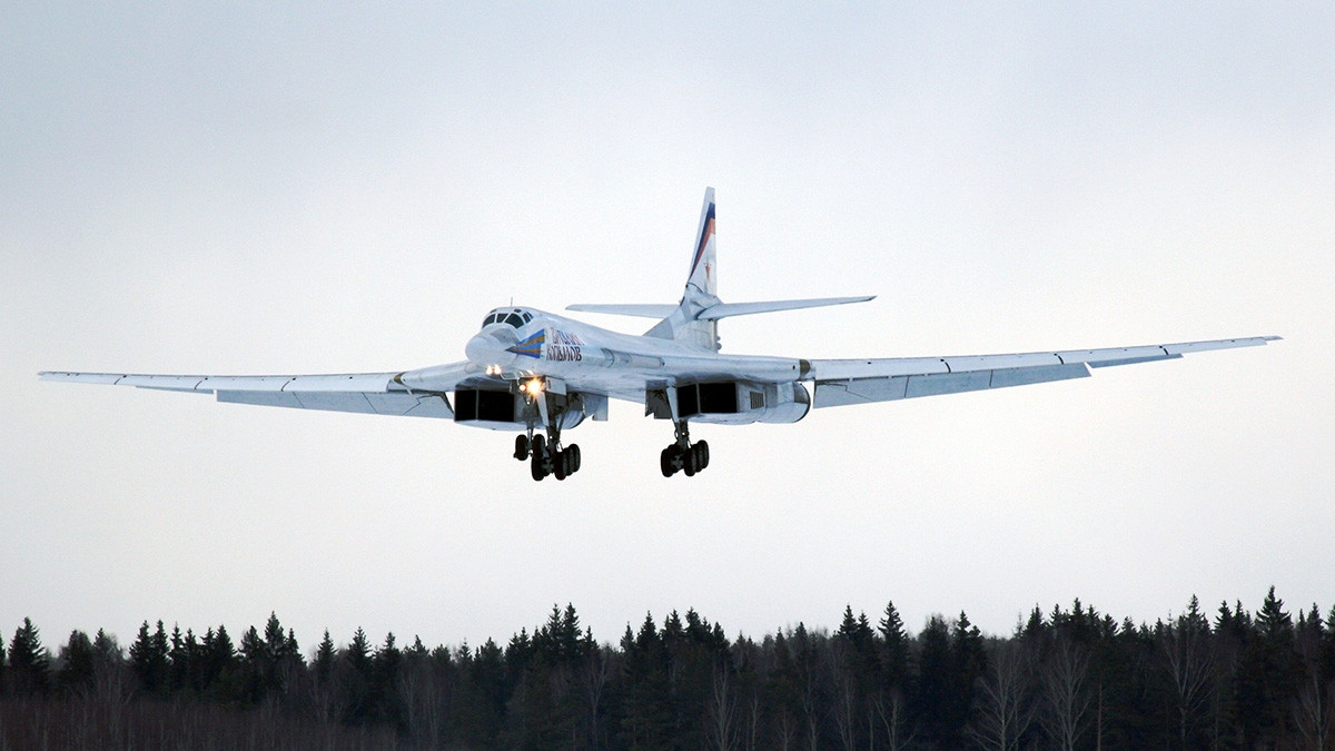 Російські священики провели хресну ходу на літаку - фото 1
