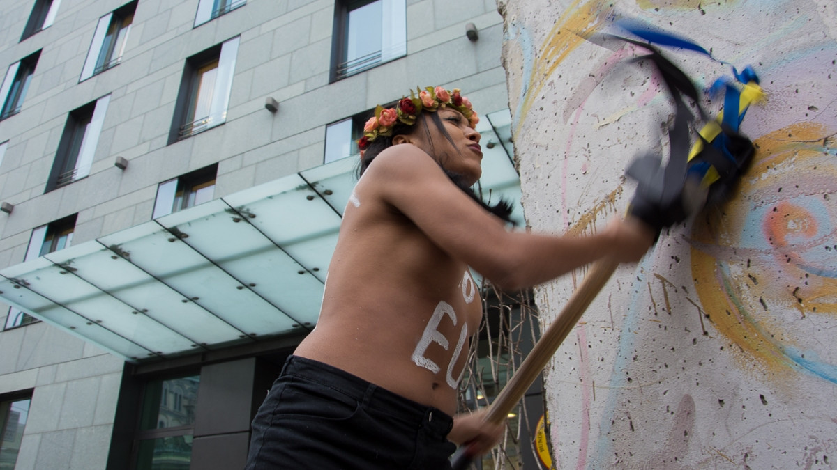 Femen намагалися розбити фрагмент Берлінської стіни - фото 1