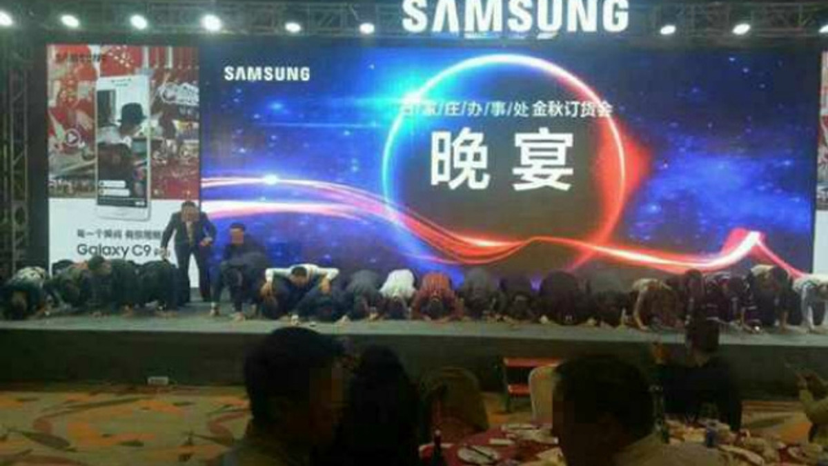 Менеджери Samsung на колінах просили вибачення за Galaxy Note 7 - фото 1
