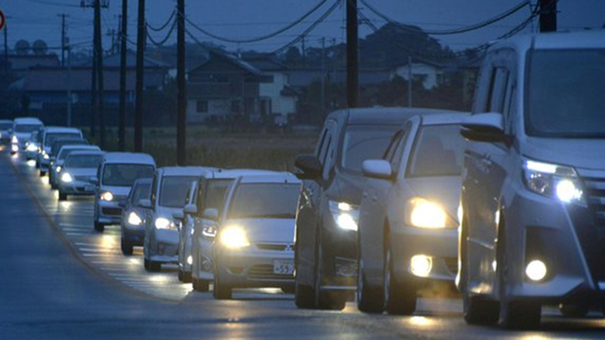 Люди покидають домівки в Івакі (Фукусіма) - фото 1