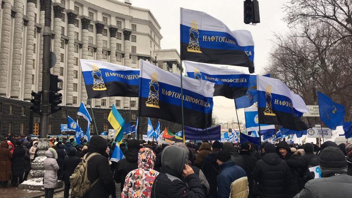 Кілька тисяч українців мітингують під Радою - фото 1