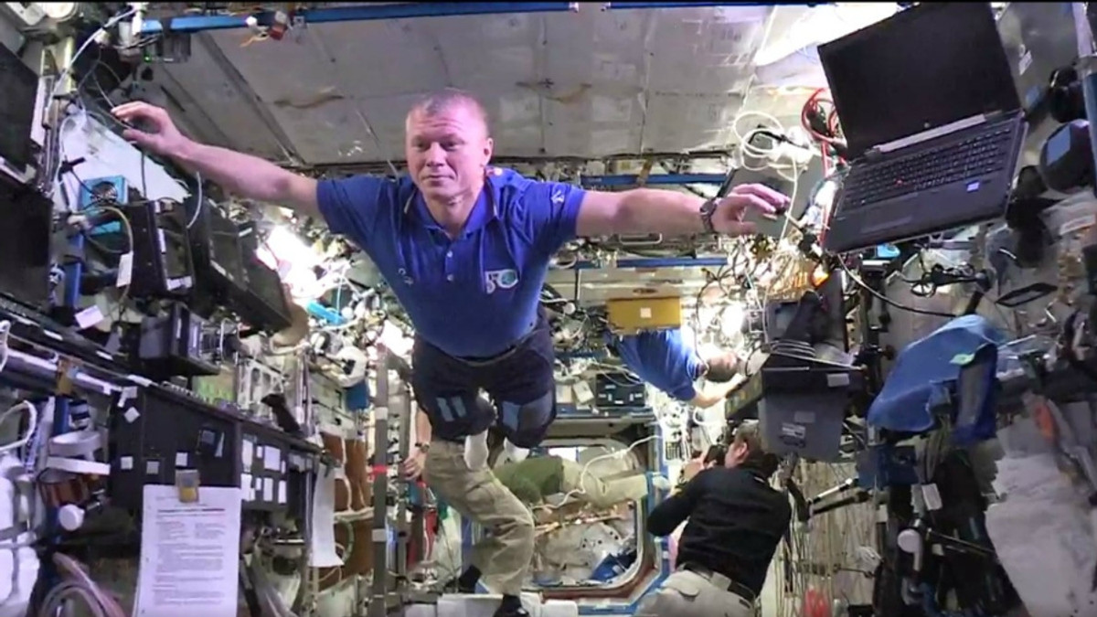 Астронавти на МКС долучилися до "манекен-флешмобу" - фото 1