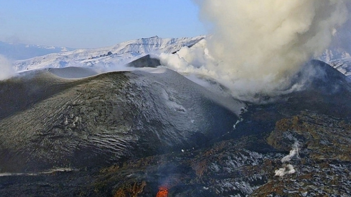 На Алясці почав вивергатися небезпечний вулкан - фото 1