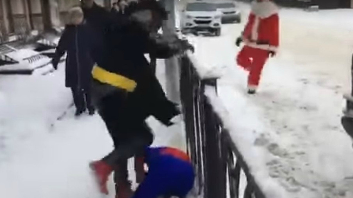 У Росії на вулиці побилися Санта-Клаус, Людина-Павук та Бетмен - фото 1