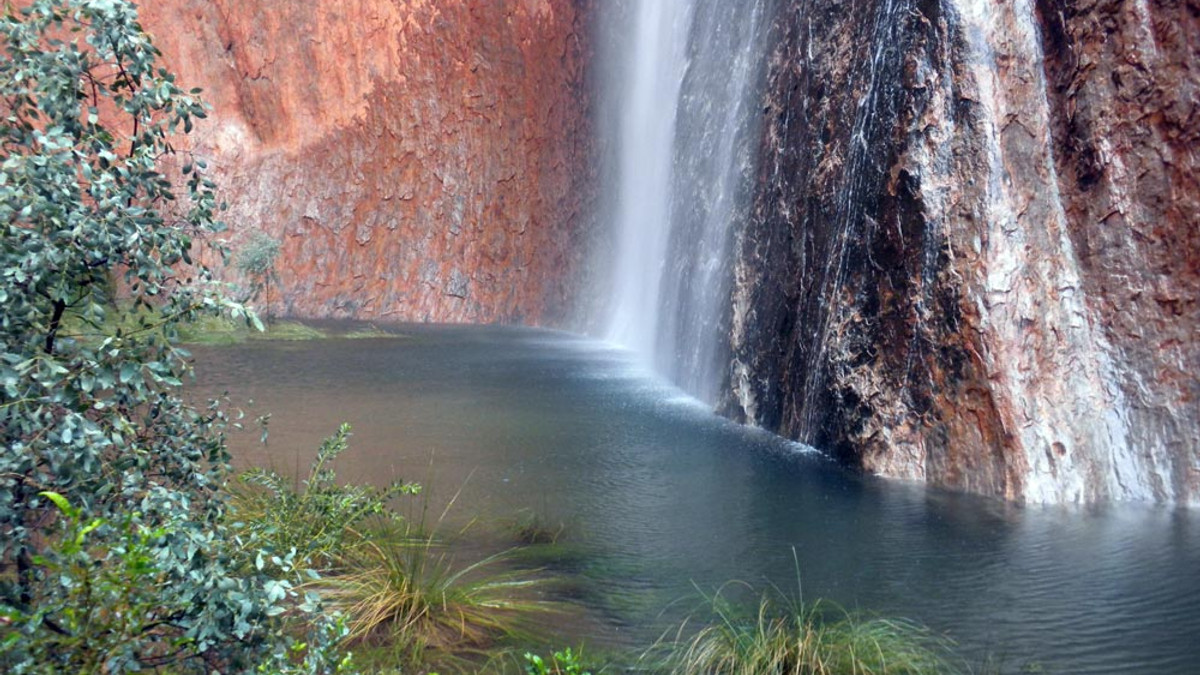 В австралійській пустелі скеля перетворилася на водоспад - фото 1