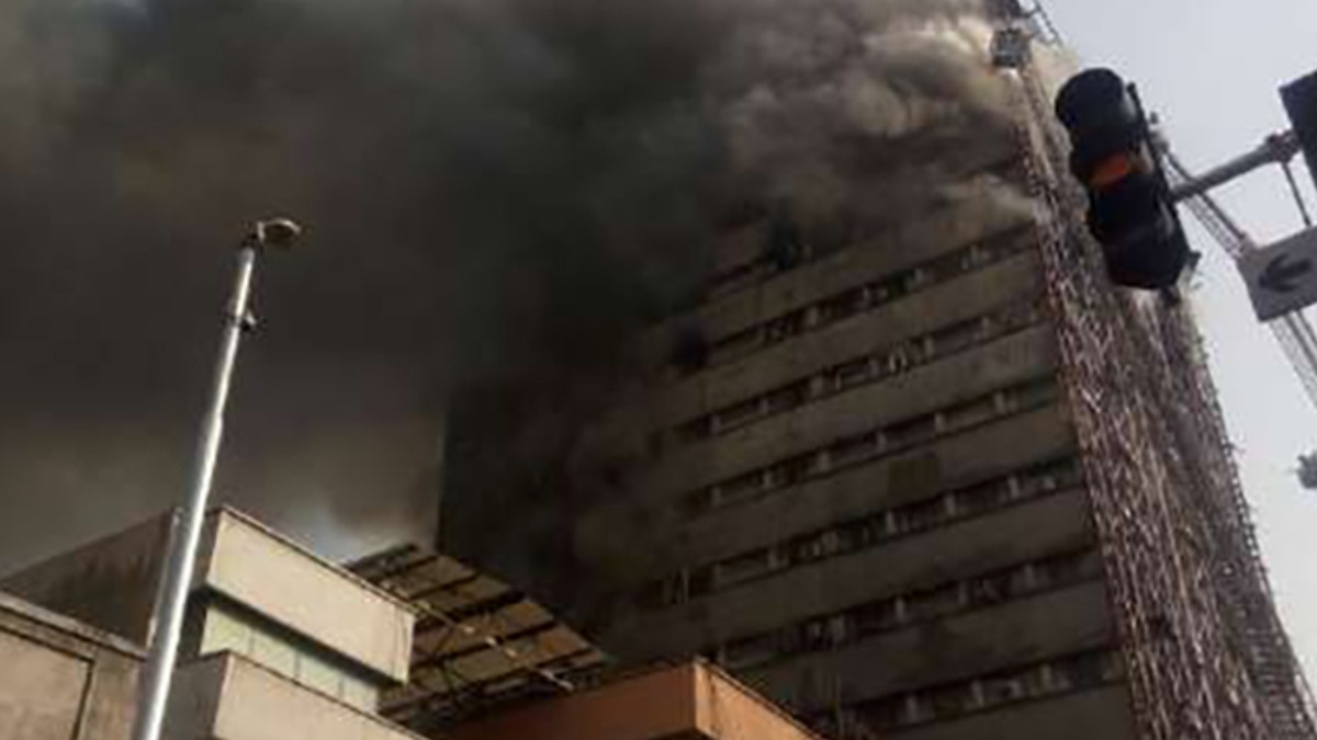 З'явилося відео падіння торгового центру в Тегерані внаслідок пожежі - фото 1