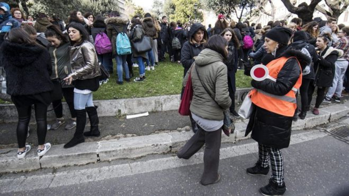 Евакуація зі шкіл в Італії - фото 1