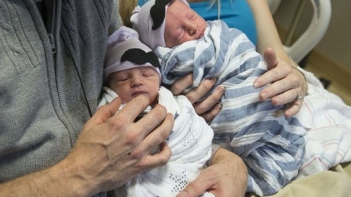 У США близнюки народилися у різні роки з різницею в 11 хвилин - фото 1