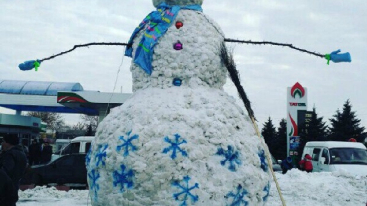 На Одещині зліпили гігантського сніговика - фото 1