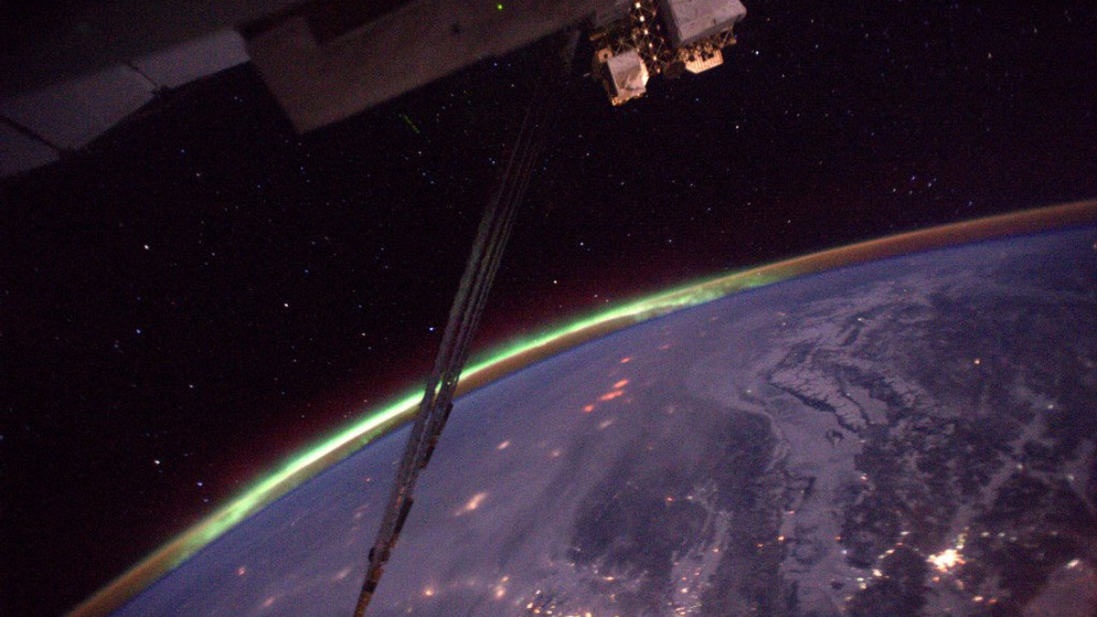 Астронавт МКС показав неймовірне фото полярного сяйва з космосу - фото 1