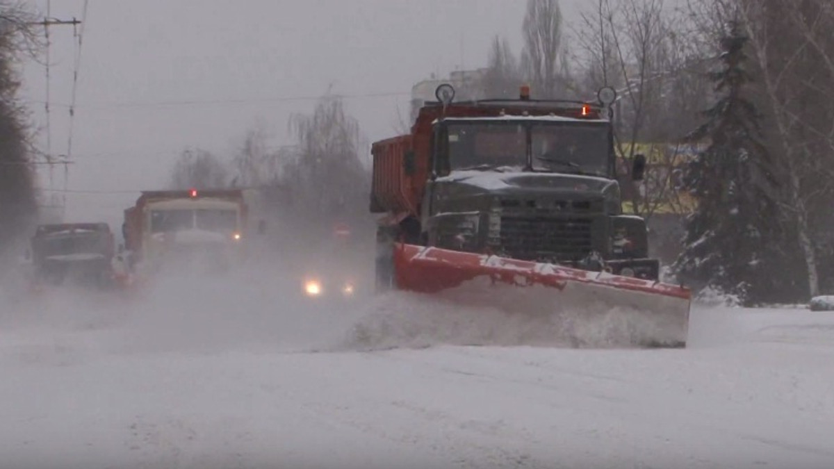 Київ засипало снігом: рух транспорту обмежений - фото 1