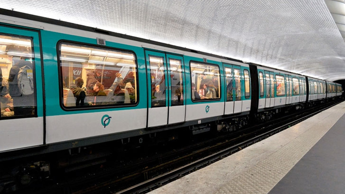 У метро Парижа стався вибух: з'явилося відео - фото 1