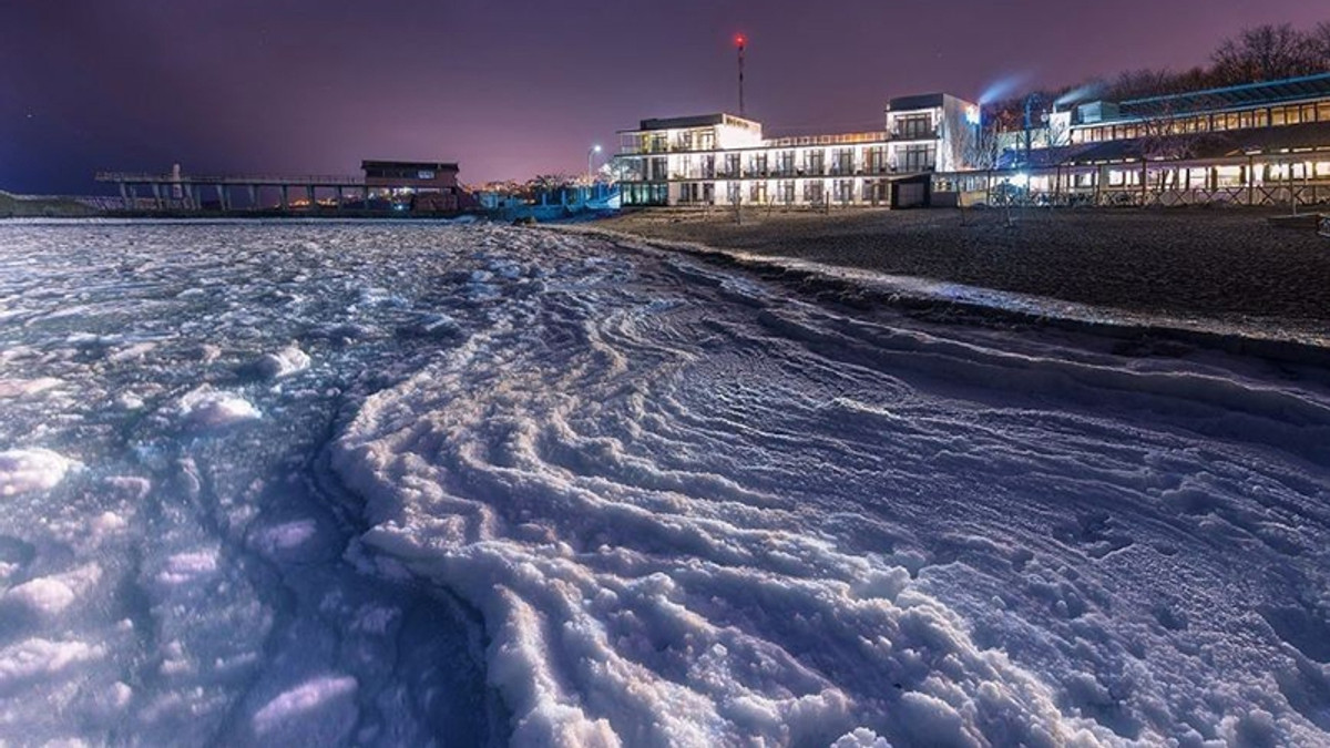 Магія в Одесі: вражаючі фото замерзлого моря вночі - фото 1