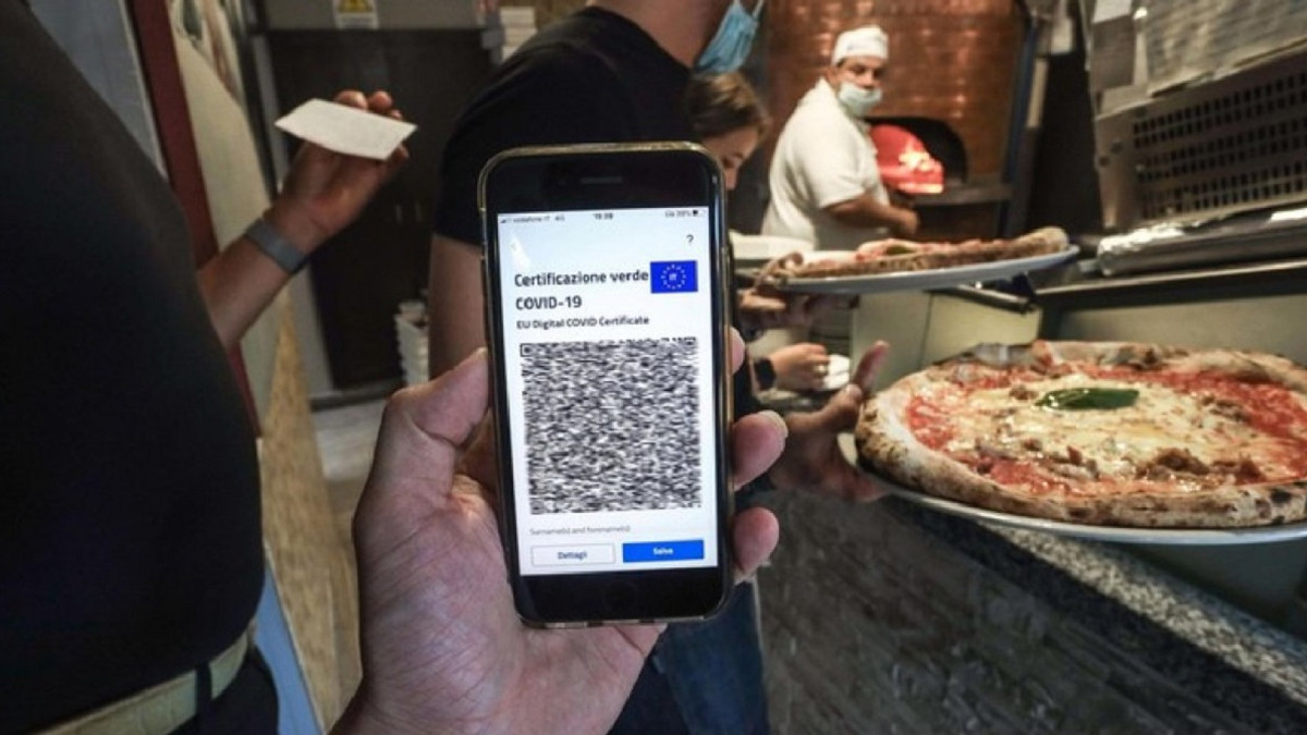 В Італії чоловіка оштрафували за обід в піцерії без COVID-паспорта - фото 1