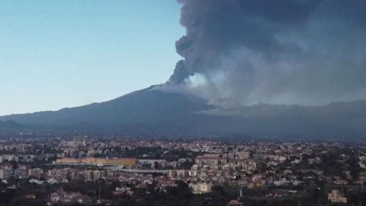 На Сицилії знову прокинувся вулкан Етна: відео виверження - фото 1