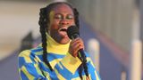 Переможниця Голосу Німеччини виступила у синьо-жовтому светрі під час музичного мітингу
