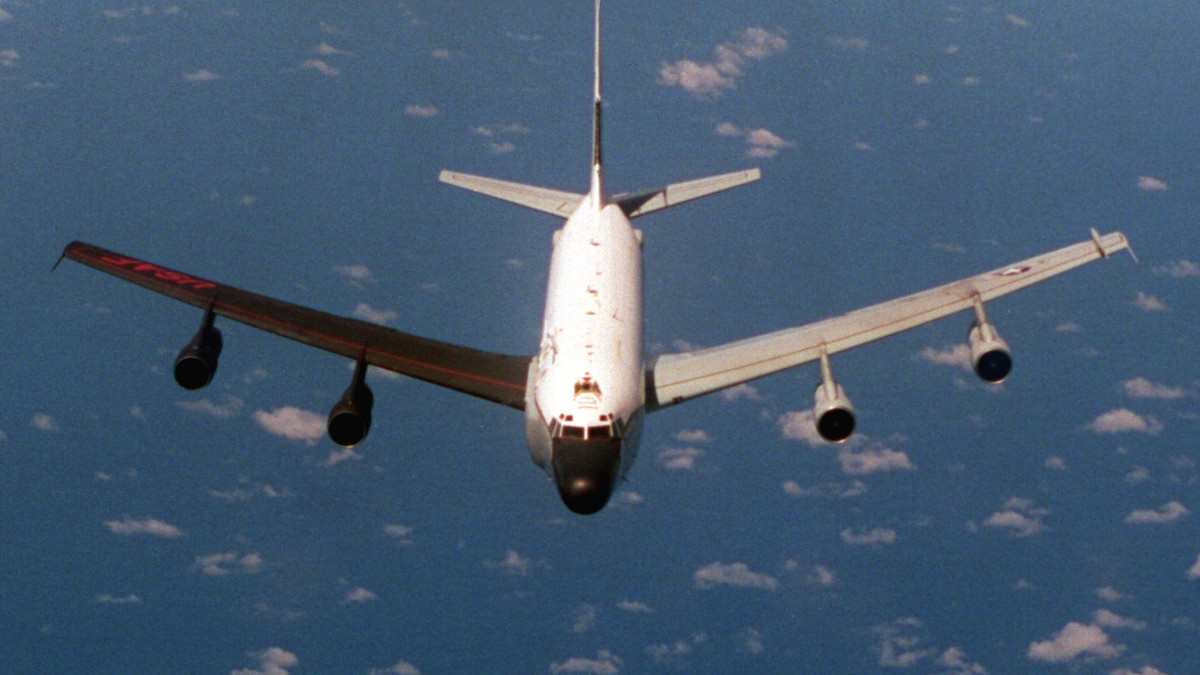 Біля кордонів росії кружляли унікальні літаки США, які відстежують ядерну зброю - фото 1
