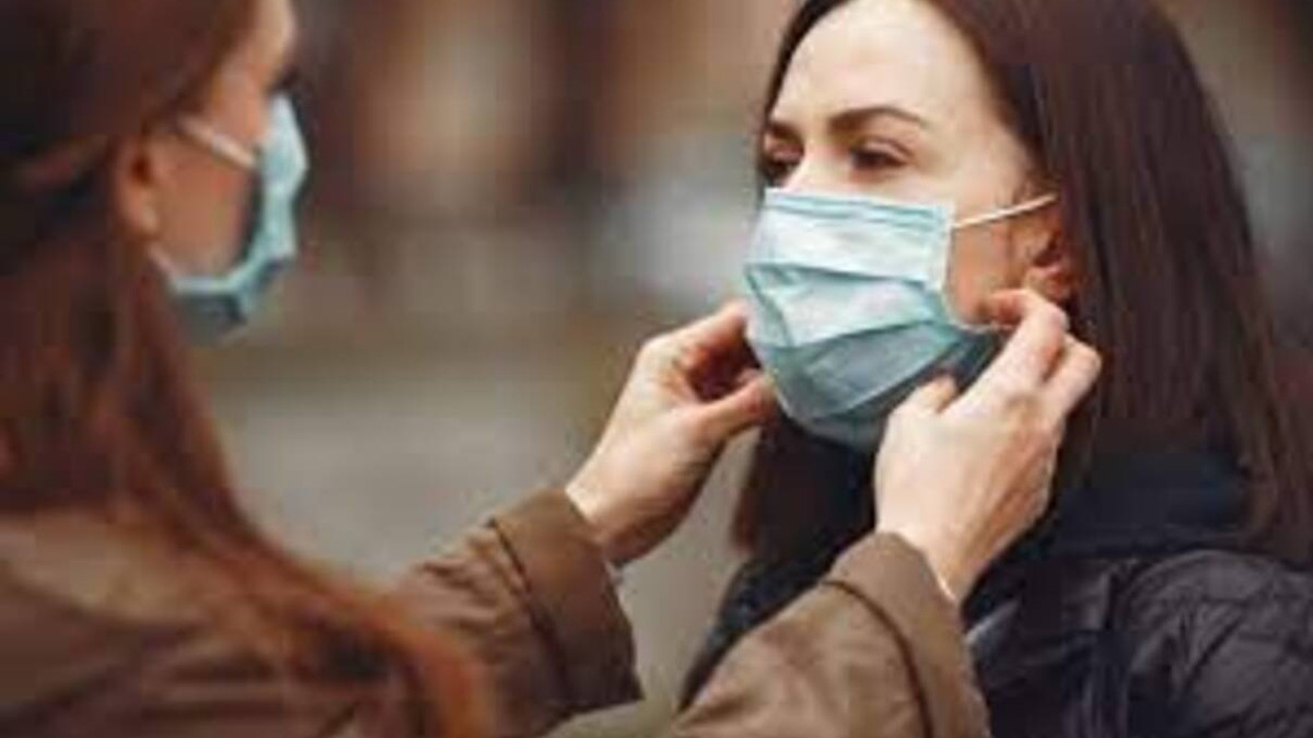 ВООЗ закликає знову носити маски через зростання захворюваності на COVID-19 - фото 1