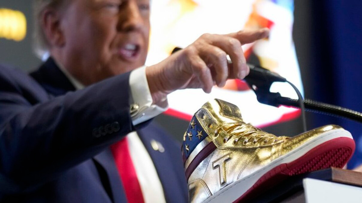 Трамп презентував лінійку золотих кросівок - фото 1