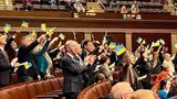 У конгресі США проголосували за допомогу Україні та підняли блакитно-жовті прапори